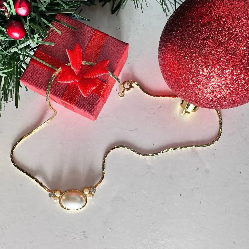 Opalesque and pearl necklace